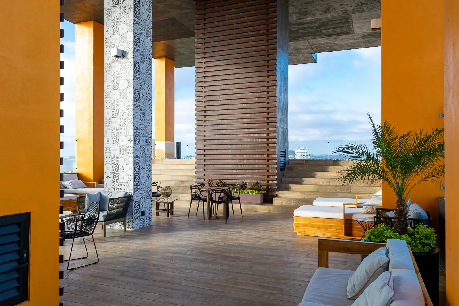 Terraza de amenidades con vista al mar